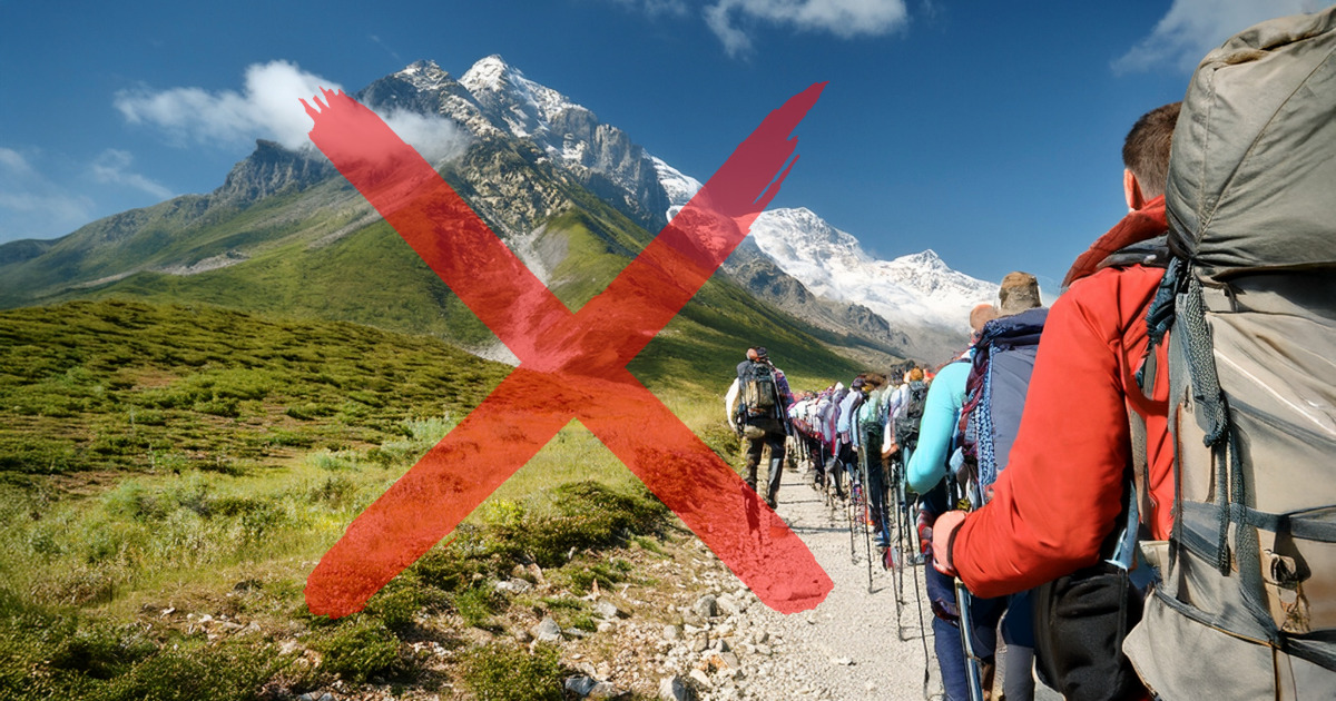 Un itinéraire de montagne bondé de monde