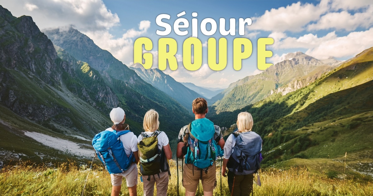 Un groupe de randonneuses et de randonneurs contemple les montagnes