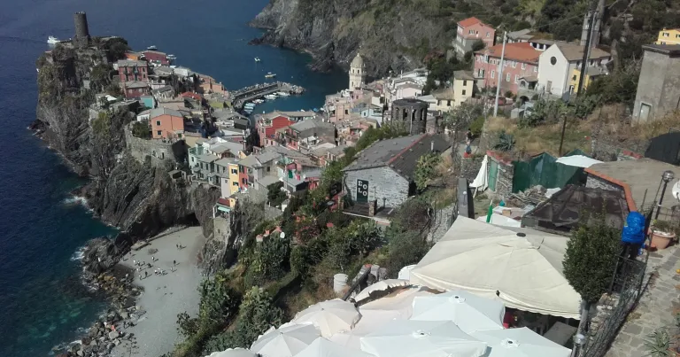 CINQUE TERRE accrochés au vide