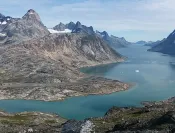 Au-dessus de Tiniteqilaaq, deux fjords se rencontrent.