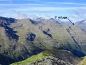 Le premier refuge est un véritable « nid d'aigle » .