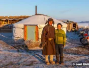 Nos hôtes pasteurs nomades devant leur yourte