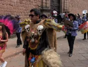 Fête traditionnelle dans les rues de Cuzco