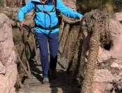 Franchissement de torrent sur un pont inca reconstitué