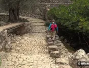 Astucieux passage à gué dans le Barranc de Biniaraix